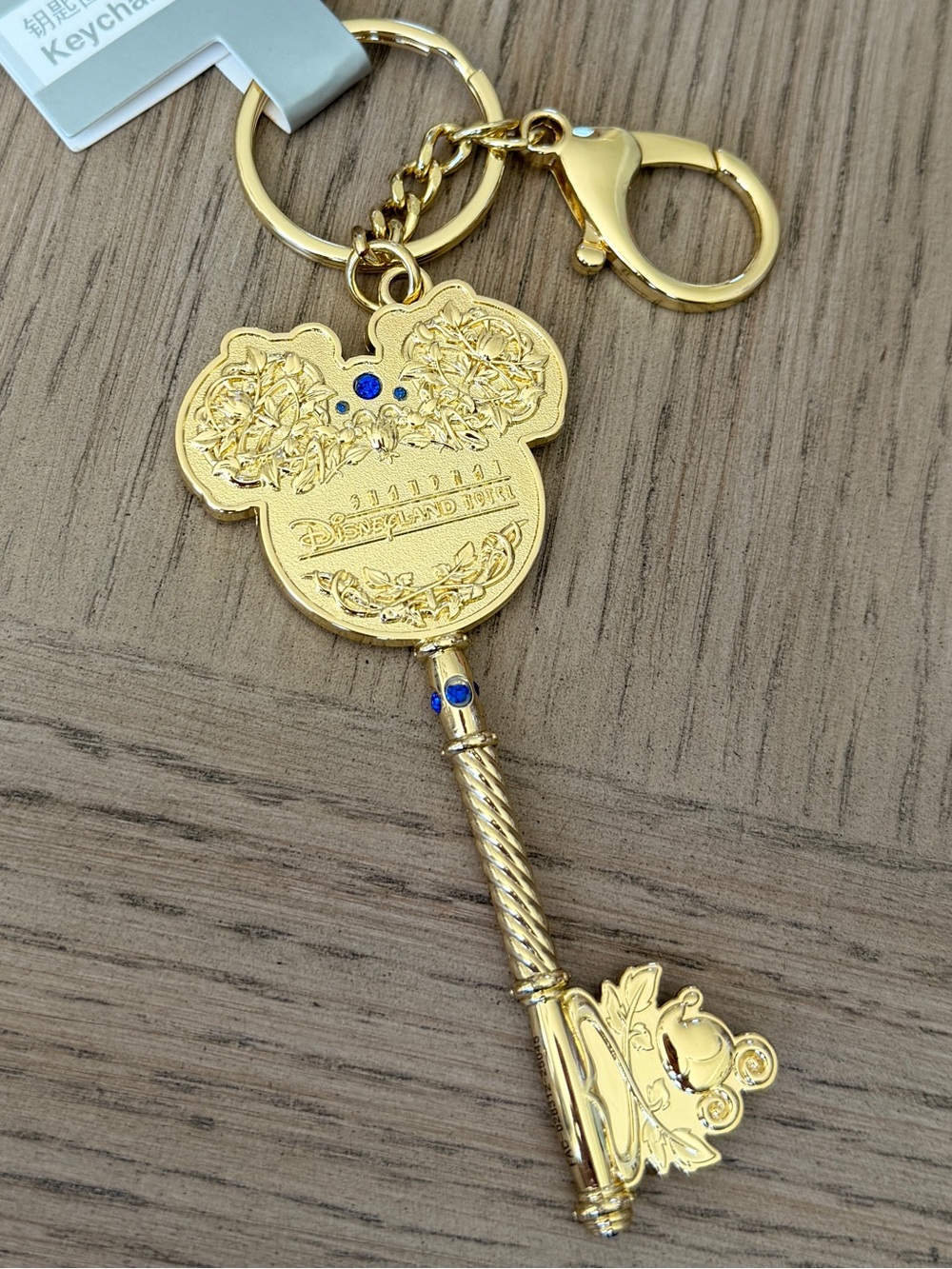 Shanghai Disneyland Hotel Gold Key Keychain Hotel Exclusive Mickey Insignia NWT